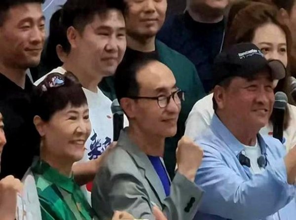 姜昆和巩汉林配偶同游长春，74岁比巩汉林还显年青 晚年生计好